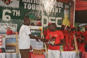Shehu Bamidele receives third prize from Sports journalist Prince Dornu-Leiku