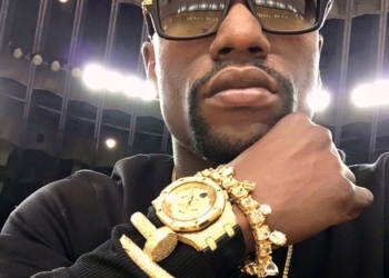 Floyd Mayweather Jnr displays in pictures