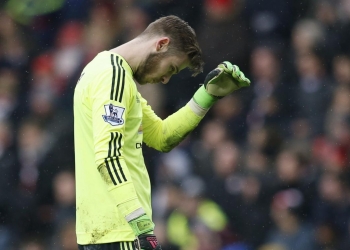 David De Gea injured in warm-up, Sergio Romero to deputise