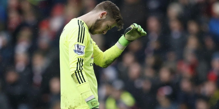 David De Gea injured in warm-up, Sergio Romero to deputise