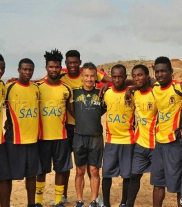 Hearts-coach-with-his-players-in-pre-season-560x637