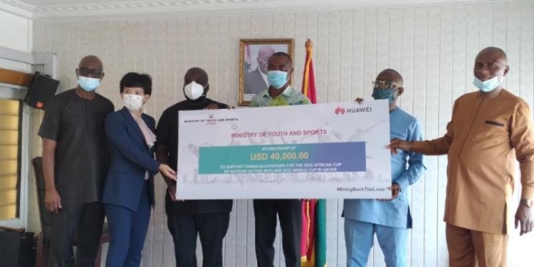 Huawei Ghana Presents $40,000 To Black Stars