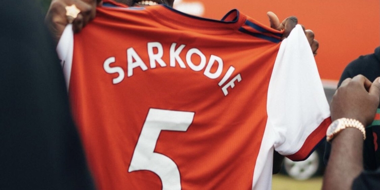 Thomas Partey gifts musician Sarkodie customised Arsenal jersey in London
