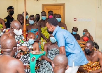 Isaac Dogboe visits, receives blessings of Asantehene