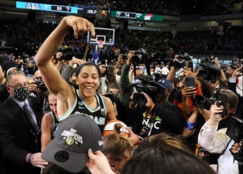Chicago Sky come from 11 down in 4th quarter to beat Phoenix Mercury to win 1st WNBA title