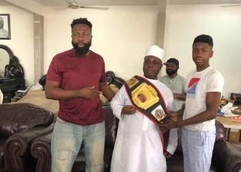 Young Joojo Awinongya presents ‘King of the Jungle’ belt to Alhaji Inusah