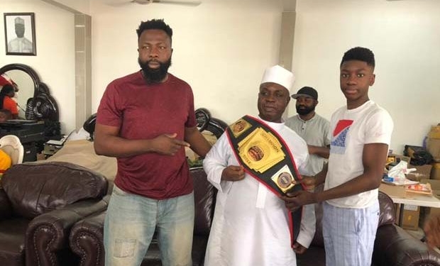 Young Joojo Awinongya presents ‘King of the Jungle’ belt to Alhaji Inusah