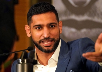 Amir Khan arrives in Manchester hotel for fight week and declares that Kell Brook’s confidence is ‘brittle’