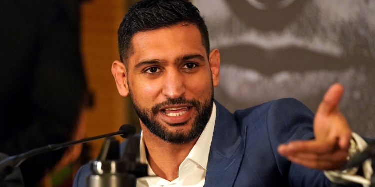 Amir Khan arrives in Manchester hotel for fight week and declares that Kell Brook’s confidence is ‘brittle’