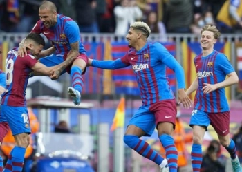 Alves assists, scores and is sent off as Barcelona beat Atletico Madrid 4-2 as Traore, Aubameyang debut