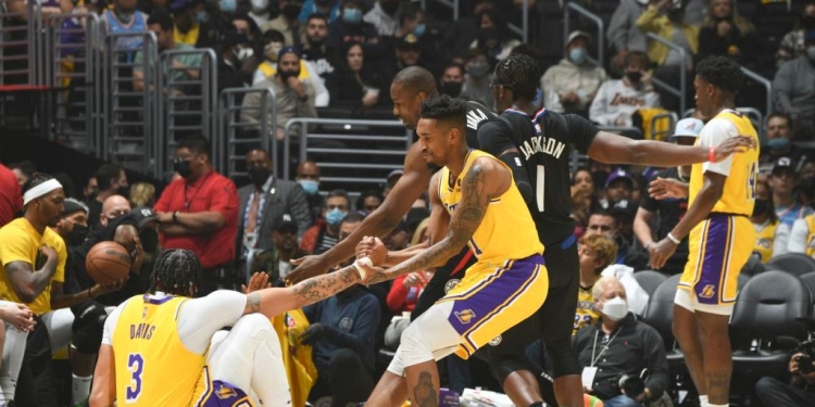 Clippers hold off Lakers in thrilling conclusion, Suns and Bulls both beaten