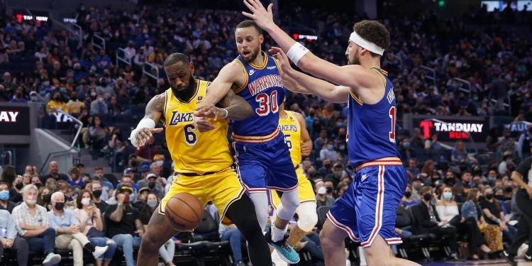 Thompson has season-high 33, Warriors edge Lakers 117-115