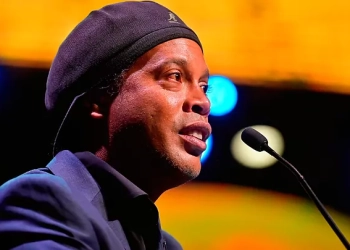 With tears in his eyes, Ronaldinho inducted into the World Soccer Hall of Fame