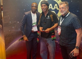 Brazil legend Ronaldinho shows love for Ghana with kente stole