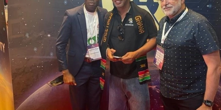 Brazil legend Ronaldinho shows love for Ghana with kente stole