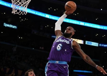 LeBron James scores 50 points, rallies Lakers past Wizards for 122-109 win