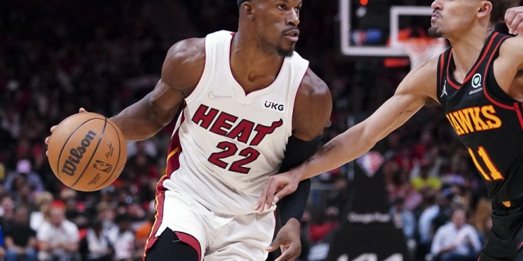 Butler scores 36 points as Heat overwhelm Young, Hawks, 110-86