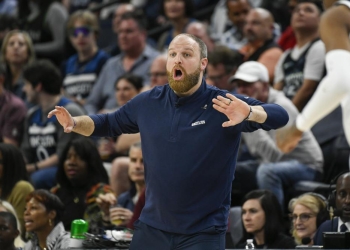Memphis Grizzlies coach Jenkins fined $15K for criticizing refs