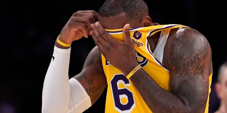 Star-studded Lakers are fighting just to make the playoffs