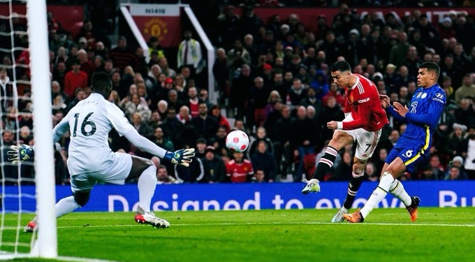 Cristiano Ronaldo thanks Manchester United fans after Chelsea goal