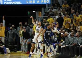 Warriors rally from 19 down to beat Mavericks, gain 2-0 series lead