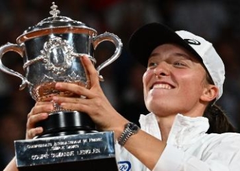 Iga Swiatek wins second grand slam title with victory against Coco Gauff in French Open final