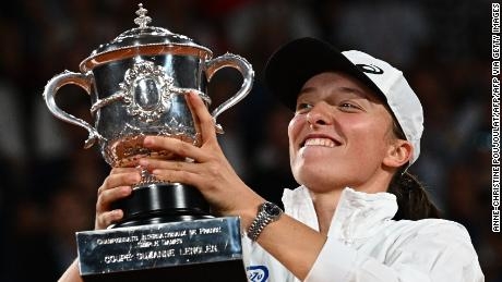 Iga Swiatek wins second grand slam title with victory against Coco Gauff in French Open final