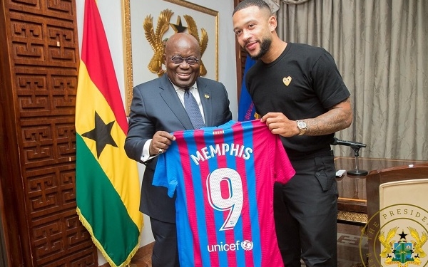 Memphis Depay visits President Akufo Addo at Jubilee House