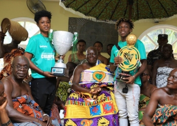 Ampem Darkoa Ladies present trophies to Otumfuo Osei Tutu II