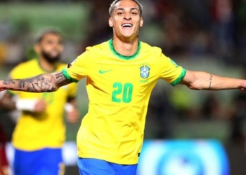 Manchester United agree £80m deal for Ajax winger Antony