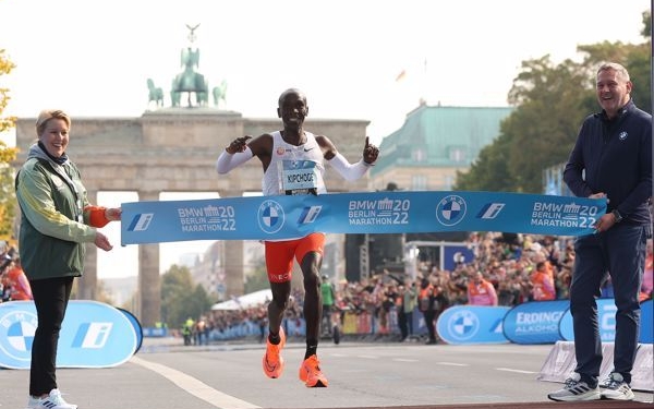 Kipchoge breaks world record in Berlin with 2:01:09
