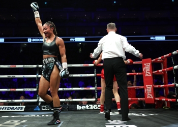 Alycia Baumgardner edges Mikaela Mayer by split decision to unify junior lightweight titles