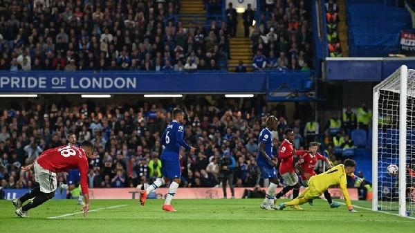 Casemiro scores first Manchester United goal to salvage point at Chelsea