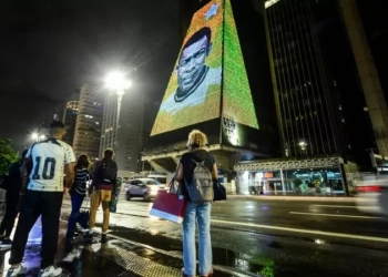 ‘Thank you, King’: Brazil lights up in honour of Pelé