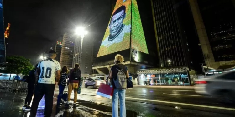 ‘Thank you, King’: Brazil lights up in honour of Pelé