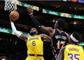 LeBron James scores 47 points on birthday in LA Lakers win over Atlanta Hawks