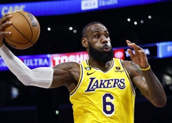 Lakers star LeBron James fires off cryptic tweet amid trade speculation