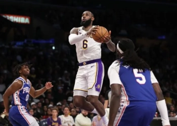 LeBron James surpasses 38,000 career points in Lakers’ close loss to 76ers