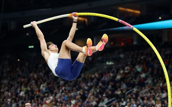 Duplantis breaks world pole vault record with 6.22m in Clermont-Ferrand