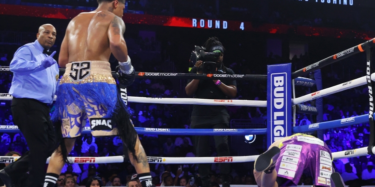 Shakur Stevenson the Newark King stops Yoshino in 6