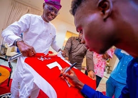 Sanwo-Olu hosts Arsenal star Bukayo Saka, receives signed jersey