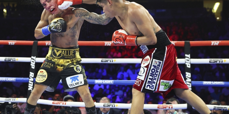 ‘Vaquero’ Navarrete outlasts Oscar Valdez in brutal all-Mexican showdown