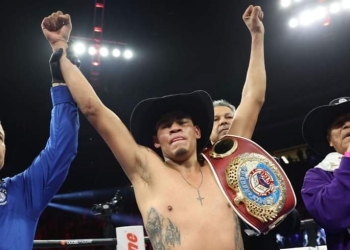 Navarrete batters Valdez to retain WBO junior lightweight title