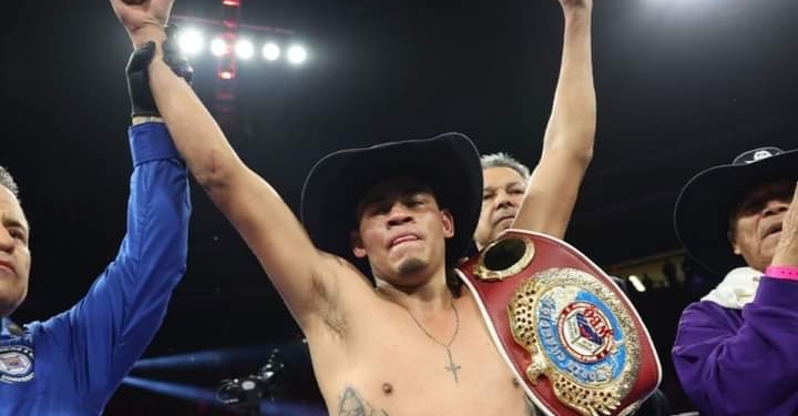 Navarrete batters Valdez to retain WBO junior lightweight title