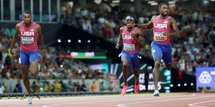 Lyles completes sprint double with third consecutive world 200m title