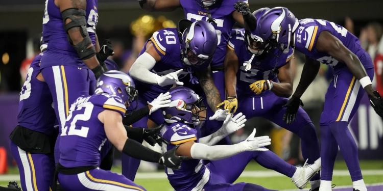 Vikings outlast 49ers 22-17 with 2 Cousins-Addison TDs and 2 late interceptions by Bynum