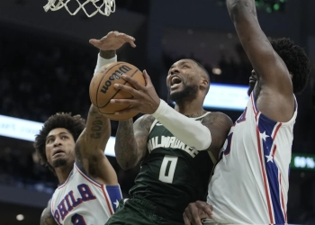 Lillard sets Bucks record with 39 points in a debut, leads Milwaukee past Philadelphia 118-117