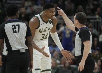 Giannis ejected, Lillard scores 34 points as the Bucks beat Pistons 120-118