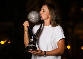 Iga Swiatek beats Pegula for WTA Finals title, regains No.1 ranking
