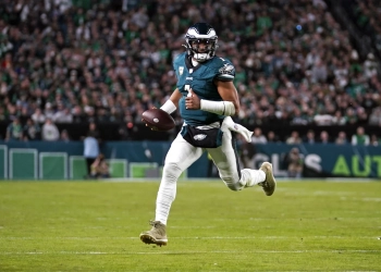 Jalen Hurts shakes off knee injury and leads Eagles past Cowboys 28-23 for NFL best 8-1 mark